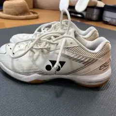YONEX バドミントンシューズ 65シリーズ ホワイト26.5センチ - メルカリ