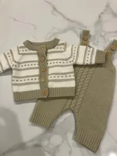 ベビー用ニットカーディガンとオーバーオールセット