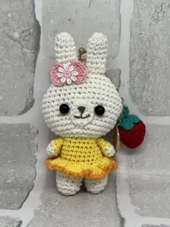 ハンドメイド☆うさぎがま口編みぐるみキーホルダー☆いちごチャーム付き