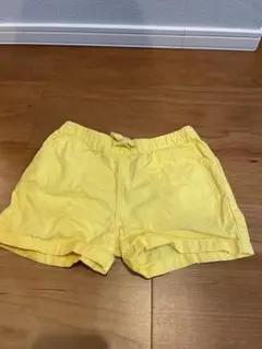 黄色いバックポケット付きパンツ