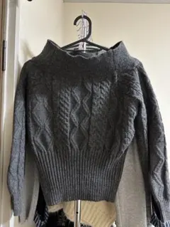 グレー ケーブル編み オフショルダー セーター