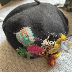 黒いウールベレー帽 刺繍付き