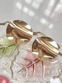 【最終価格】【新品】ゴールドモチーフピアス 大ぶりピアス　モード系　オフィス