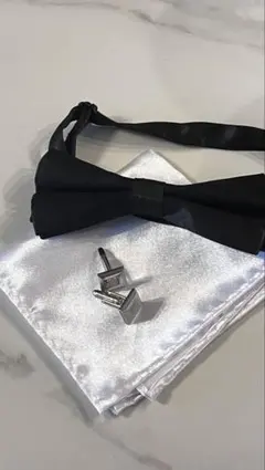 【結婚式　新郎小物】黒の蝶ネクタイセット カフスボタン、ポケットチーフ付き