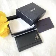 【極美品✨️】プラダ キーケース 三角ロゴ サフィアーノ レザー ブラック 6連