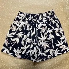 UNIQLO ユニクロ　ショートパンツ　花柄　ネイビー　Mサイズのサムネイル