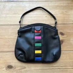 カラフルストライプの黒いハンドバッグ