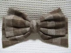 チェック柄生地の大きいリボン型　スベリ止め付　メタルバレッタ　ブラウン・ホワイト
