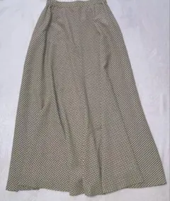 ピンクベージュとホワイトのドット柄フレアスカート