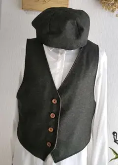 ウール&コットンのリバーシブルベレー帽とベストのセットアップ