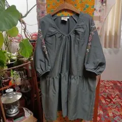 TITICACA 刺繍入りグレー五分袖チュニック F