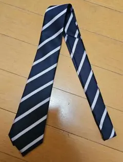 ネイビーとピンクのストライプネクタイ