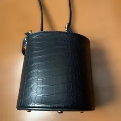 黒の円筒形ショルダーバッグ