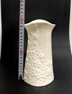 白磁　花瓶　花器　花浮き彫り　インテリア　陶磁器　美術品