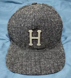 HUFロゴ付きダークグレーキャップ