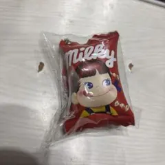 【新品未開封】 ペコちゃんパッケージのキーホルダー