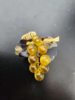 鼈甲のようなぶどうの形をしたブローチ