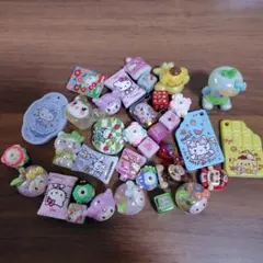 ハローキティなどのキャラクタービーズ35個（カラビナ3個付き）