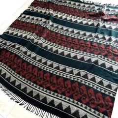 幾何学模様のフリンジ付き大判マフラー　膝掛け　防寒　羽織り　ストール　緑赤白