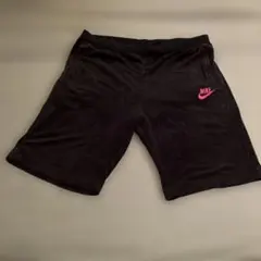 Nike 黒 ハーフパンツ ピンクロゴ