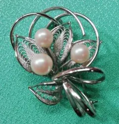 本真珠パール付きのブローチ