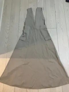 ベージュ Vネック サロペット