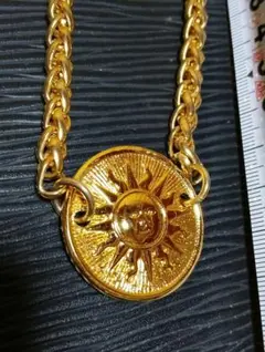 太陽モチーフの金色チャーム