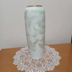陶器の花瓶 白と淡い緑、色絵彩磁