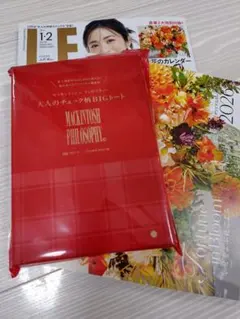 雑誌　LEE　リー　最新号2026年1月号 カレンダーと付録付いています。