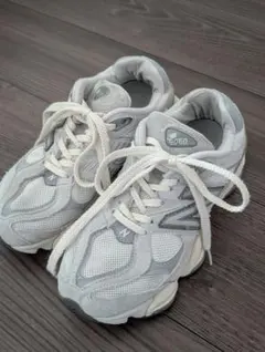 New Balance 9060 グレー スニーカー　23cmのサムネイル