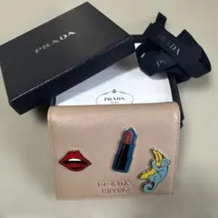 PRADA ベージュ　レザー 二つ折り財布 装飾付き