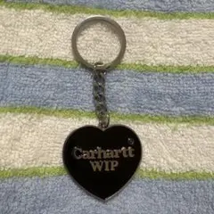 カーハートWIPのハート型メタルキーホルダー