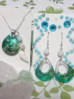キラキラエメラルドグリーンアクアのピアス(イヤリング)とネックレス