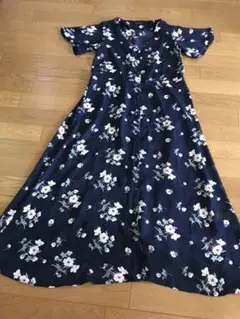 BLISS POINT ブリスポイント花柄 紺色×白色半袖マキシ丈ワンピガウンＦのサムネイル