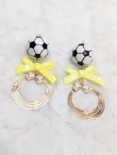 サッカー　黄色×白　イヤリングorピアス