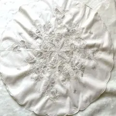 ハンドメイド　刺繍入りアイボリー円形マルチカバー　タペストリー　テーブルクロス