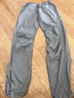 グレーの反射ストライプ付きワークパンツ