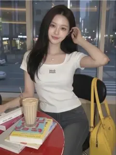 Muah Muah スリットボタンクロップ半袖Tシャツ
