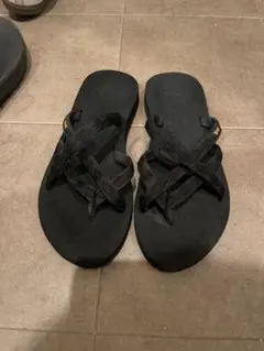 Teva ブラック クロスストラップサンダル