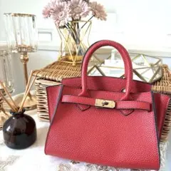パキッとしたレッド。ハンドバック♡