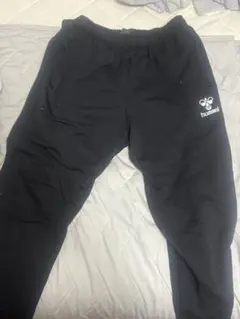 黒のジョガーパンツ ロゴ入り サイドストライプ