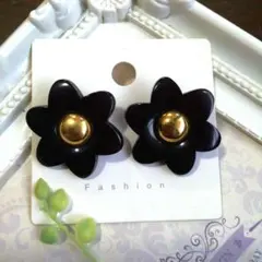 レトロ花形 黒いピアス /イヤリング金色ボタン(ハンドメイド)