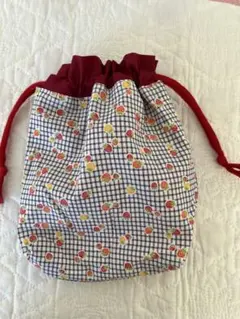 入園入学用巾着袋 　ブルー系フチ赤いちご