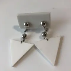 ホワイトトライアングルイヤリングのサムネイル