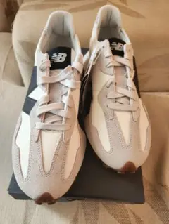 new balance 327 アイボリー✕ブラック 24