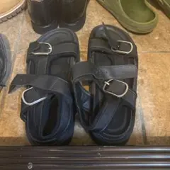 調整可能なストラップの黒い厚底サンダル