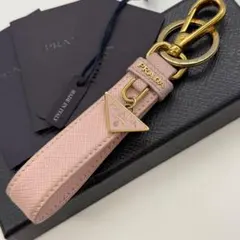 プラダ PRADA サフィアーノ 三角プレート キーリング キーホルダー
