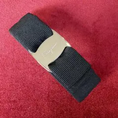 サルヴァトーレ フェラガモ ヴァラリボン バレッタ ブラック シルバー