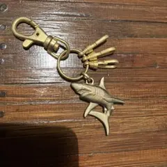 サメ型ゴールドキーホルダー