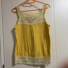 レース付きイエロータンクトップ